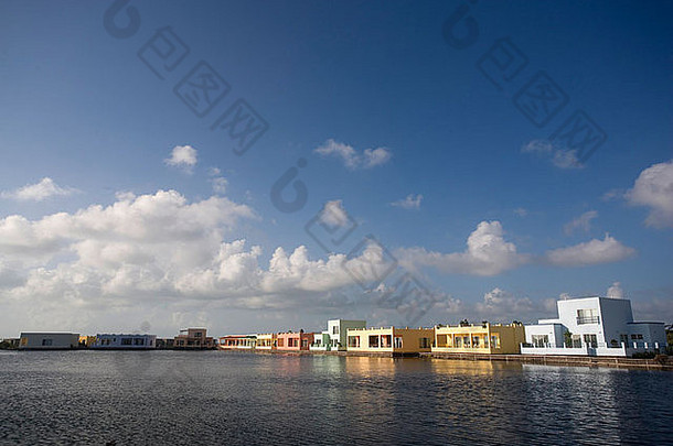 色彩斑斓的住房坐在环礁湖一边龙涎香caye伯利兹