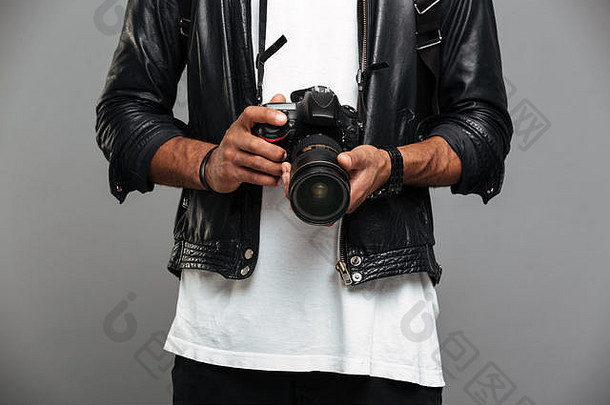 裁剪照片时尚的非洲式发型美国的家伙持有数字相机孤立的灰色的背景
