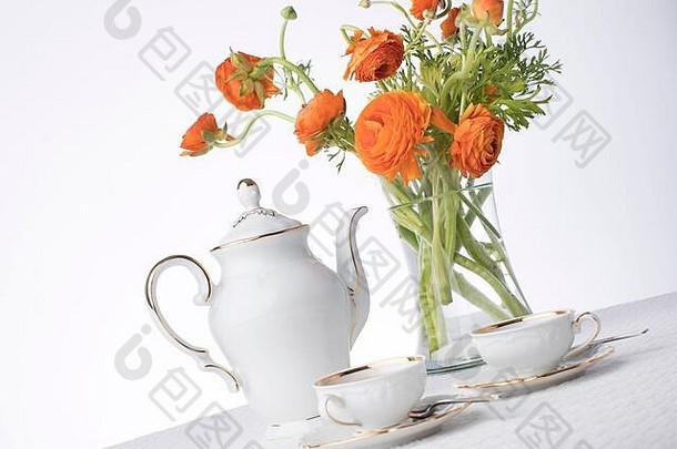 清洁脆白人金属黄金修剪显示茶新鲜的橙色花朵高清晰的花瓶白色工作室背景