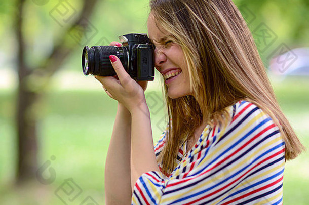 肖像美丽的笑浅黑肤色的女人女孩采取照片公园