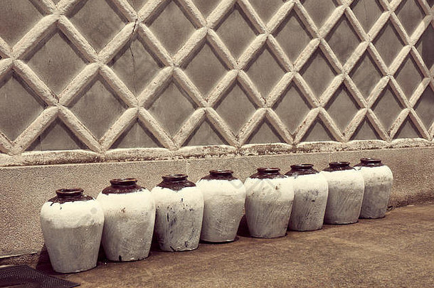 行传统的日本陶瓷为了瓶关闭古老的建筑墙