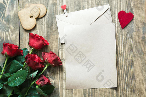 情人节一天问候卡花束红色的玫瑰花心空白礼物盒子木表格复制空间前视图