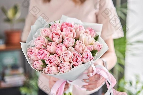 粉红色的柔和的颜色郁金香女人手年轻的美丽的女人持有春天花束群新鲜的减少春天花女手