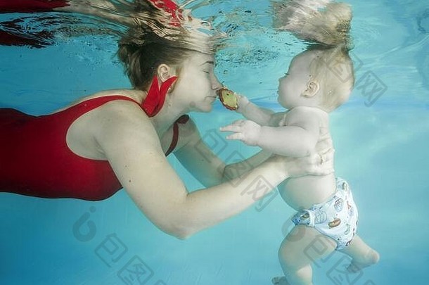 妈妈儿子潜水水下游泳池