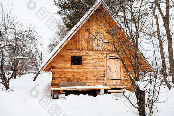 小木材小屋白雪覆盖的花园阴冬天一天斯摩棱斯克地区俄罗斯