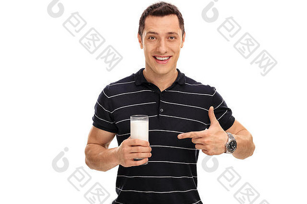 快乐的男人。持有玻璃牛奶指出孤立的白色背景