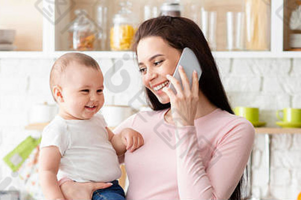 快乐的妈妈成键婴儿会说话的手机