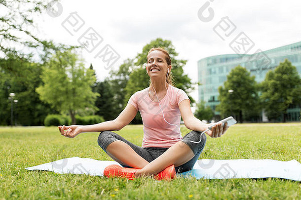 女人冥想瑜伽席公园