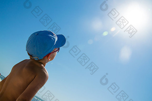 孩子蓝色的帽太阳镜太阳海