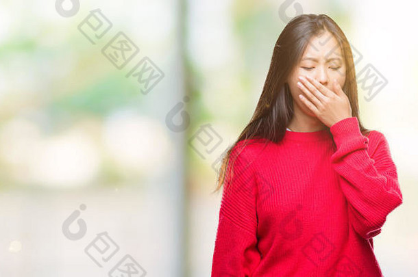 年轻的亚洲女人穿冬天毛衣孤立的背景无聊打呵欠累了覆盖口手不安分的睡意