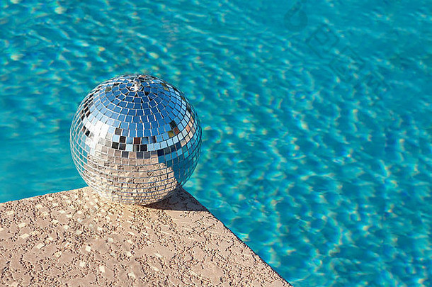 迪斯科球坐着度假胜地游泳池