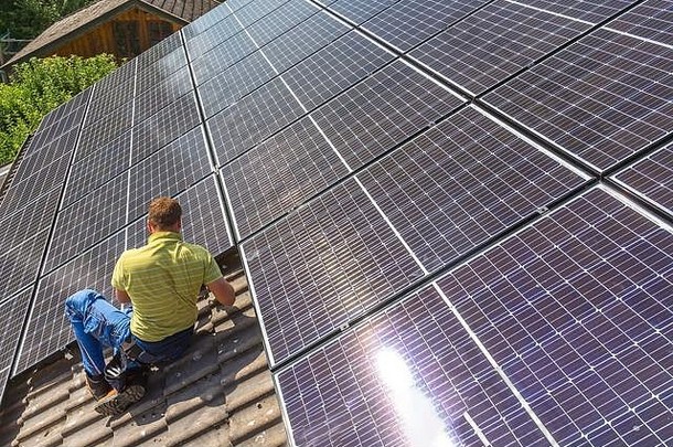 安装太阳能光伏面板系统太阳能面板技术员安装太阳能面板屋顶替代能源生态概念