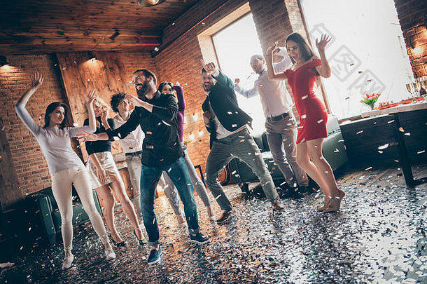 完整的长度照片朋友收集跳舞地板上x-mas学生聚会，派对令人惊异的情绪青年移动闪闪发光的空气穿正装衣服衬衫夹克
