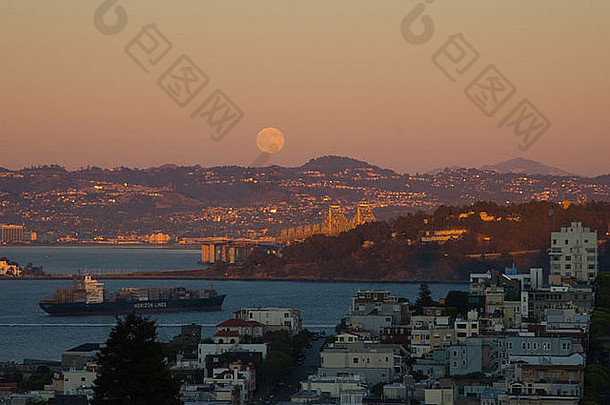 完整的月亮不断上升的三旧金山湾
