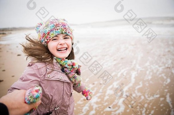 肖像快乐无忧无虑的女孩运行冬天海滩