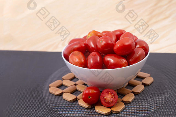 樱桃西红柿湿樱桃西红柿陶瓷碗木背景