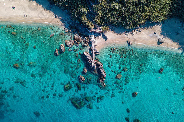 空中视图tropea海滩水晶清晰的水岩石海滩卡拉布利亚意大利游泳者游泳者浮动水