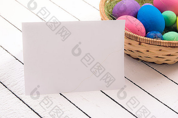 色彩斑斓的生态聚苯乙烯泡沫塑料复活节鸡蛋空白白色表木背景