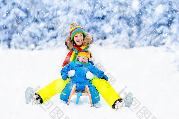 妈妈。婴儿雪橇骑孩子妈妈滑雪橇蹒跚学步的孩子骑雪橇孩子们玩在户外雪孩子们雪橇雪公园户外