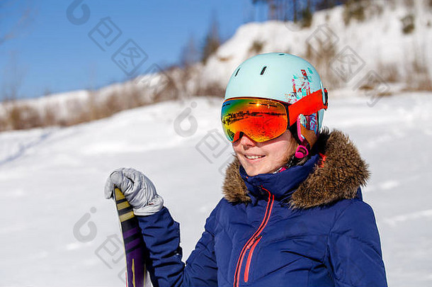 肖像运动女人穿头盔滑雪板相机