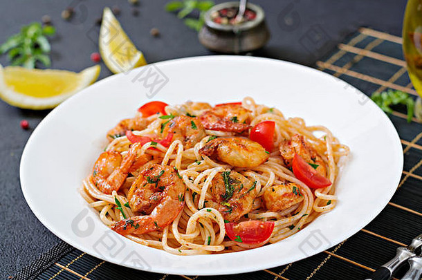 意大利面意大利面虾番茄欧芹健康的餐意大利食物