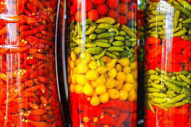 玻璃罐子腌保存蔬菜包括辣椒辣椒洋葱黄瓜市场里约1月巴西