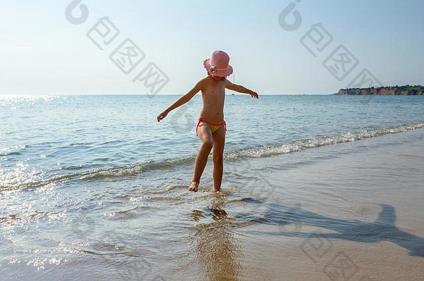 年轻的女人不安分的孩子可爱的夏天他跳舞溅浅水桑迪海滩海海岸