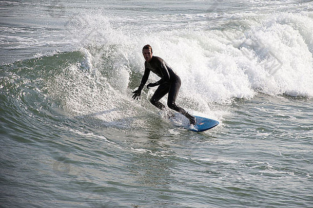 男人。boardsurfing波浪海景观海伯恩茅斯码头