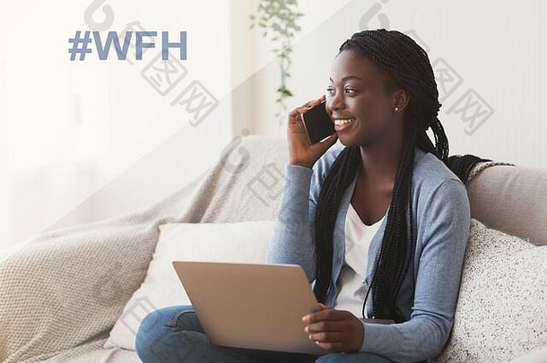 工作首页非洲美国女商人沟通客户端智能手机移动PC在室内