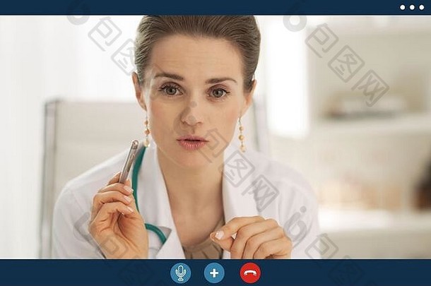 视频调用屏幕医疗医生女人解释