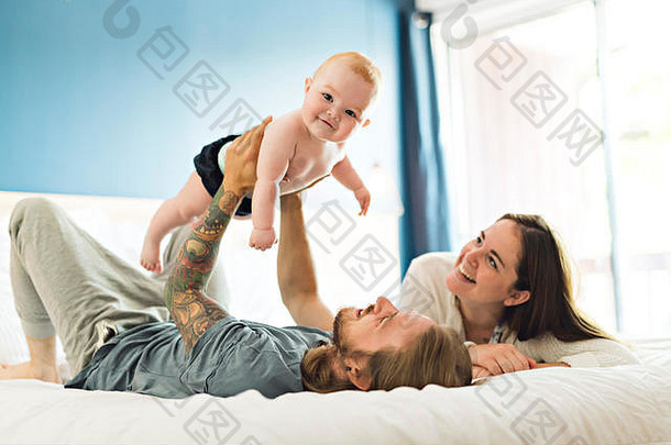 肖像快乐年轻的父母婴儿床上首页