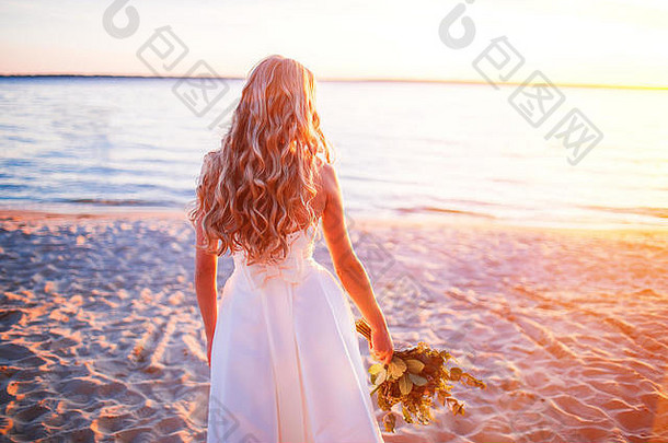 新娘婚礼衣服海滩日落