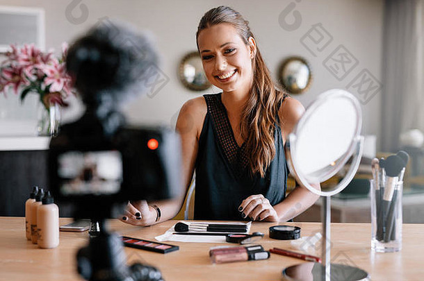 微笑年轻的女人面对记录相机化妆品项目表格女人使视频博客