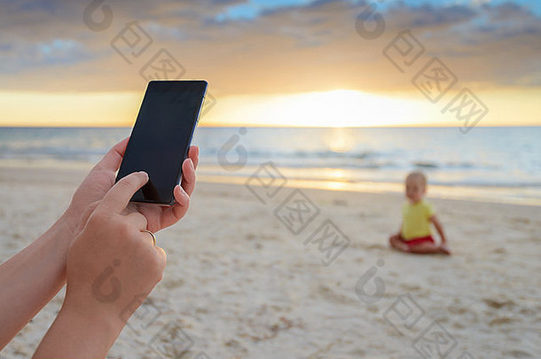 女人采取图片儿子海滩温暖的日落
