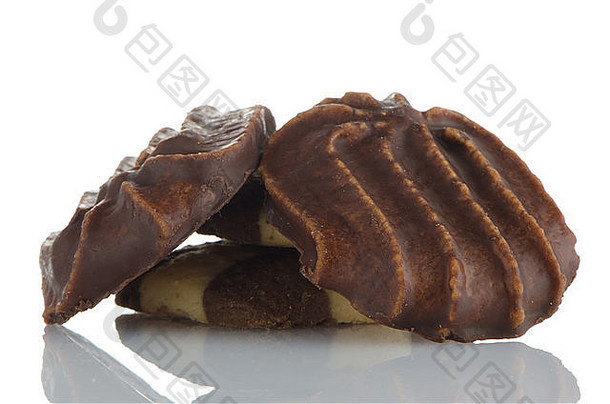 特写镜头细节美味的黄油巧克力饼干白色反光背景