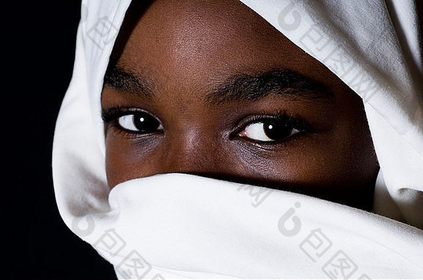 男孩非洲种族覆盖脸白色围巾