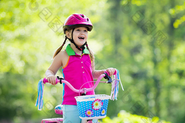 孩子骑自行车孩子自行车阳光明媚的公园女孩享受自行车骑学校温暖的夏天一天学龄前儿童学习巴兰