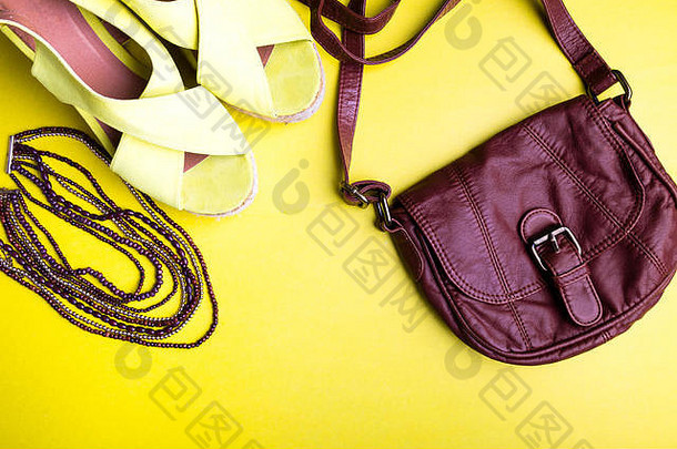 集女人的的事情配件夏天季节棕色（的）袋黄色的平台凉鞋项链平躺
