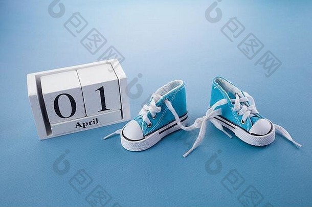 4月傻瓜的一天惊喜象征鞋带系蓝色的木背景4月傻瓜