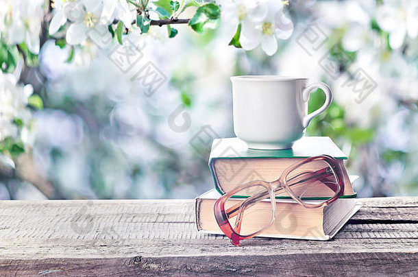 热咖啡茶可可巧克力杯书眼镜在户外春天夏季桩书眼镜杯自然
