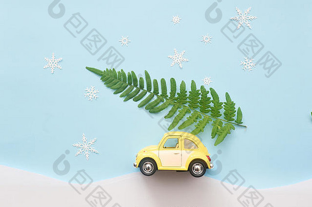 绿色圣诞节树黄色的玩具车雪花圣诞节假期庆祝活动概念空复制空间登记假期背景