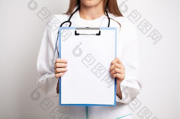 女医生白色外套持有空白形式文本