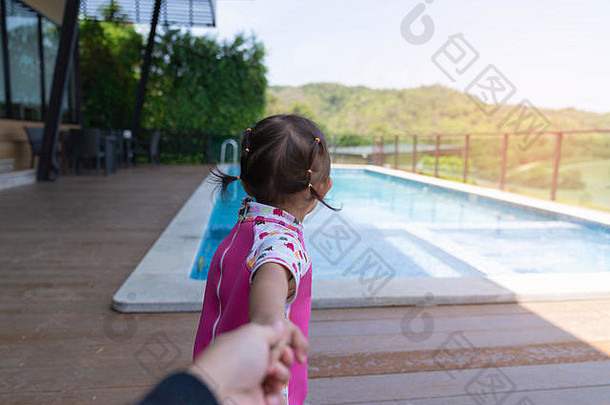 亚洲可爱的女孩孩子拉手父亲走池阳光明媚的光背景假期假期幸福家庭概念度假胜地奢侈品夏天热