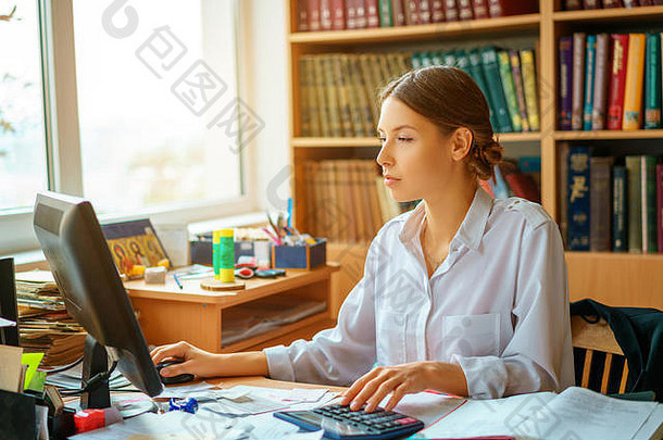 年轻的快乐业务夫人白色衬衫坐着表格电脑论文工作环境