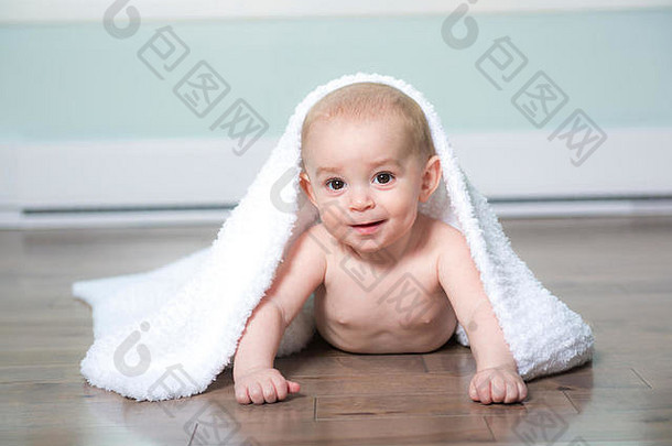 婴儿尿布覆盖毛巾房子