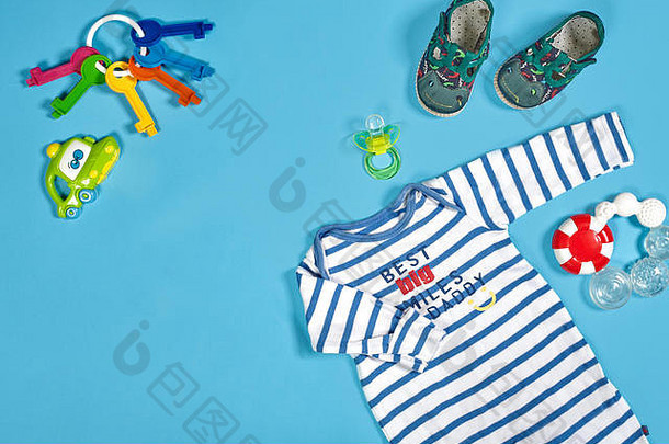 婴儿服装化妆品玩具健康护理配件蓝色的背景