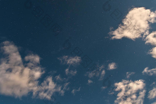 美丽的摘要天上的晚上背景蓝色的布满星星的天空白色云形式星云完整的月亮