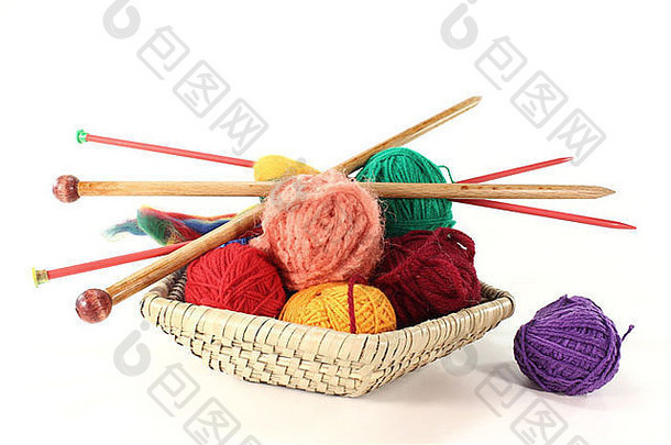 色彩斑斓的球羊毛针织针篮子