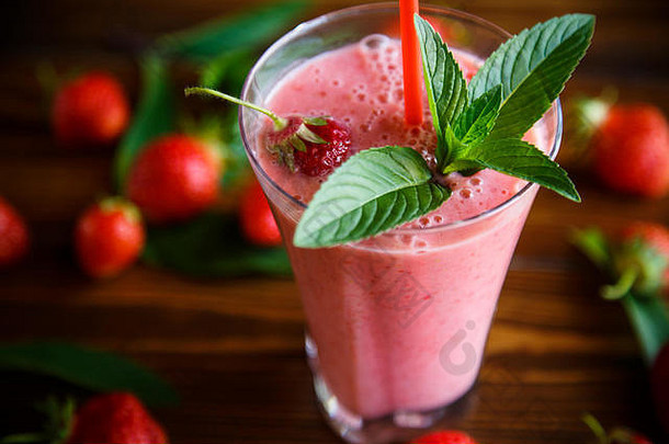 草莓新鲜的甜蜜的冰沙玻璃表格