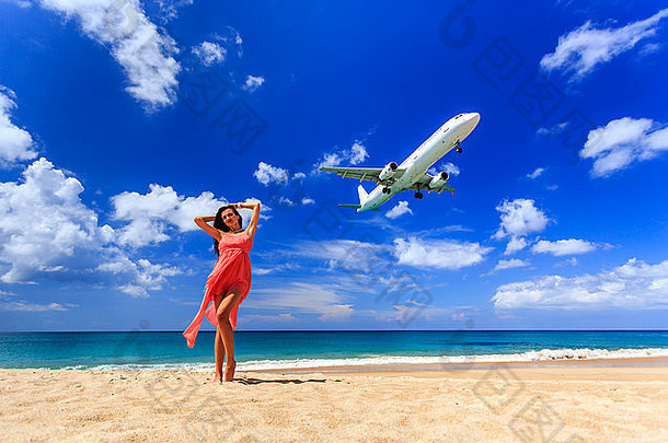 女孩海滩飞机着陆普吉岛泰国